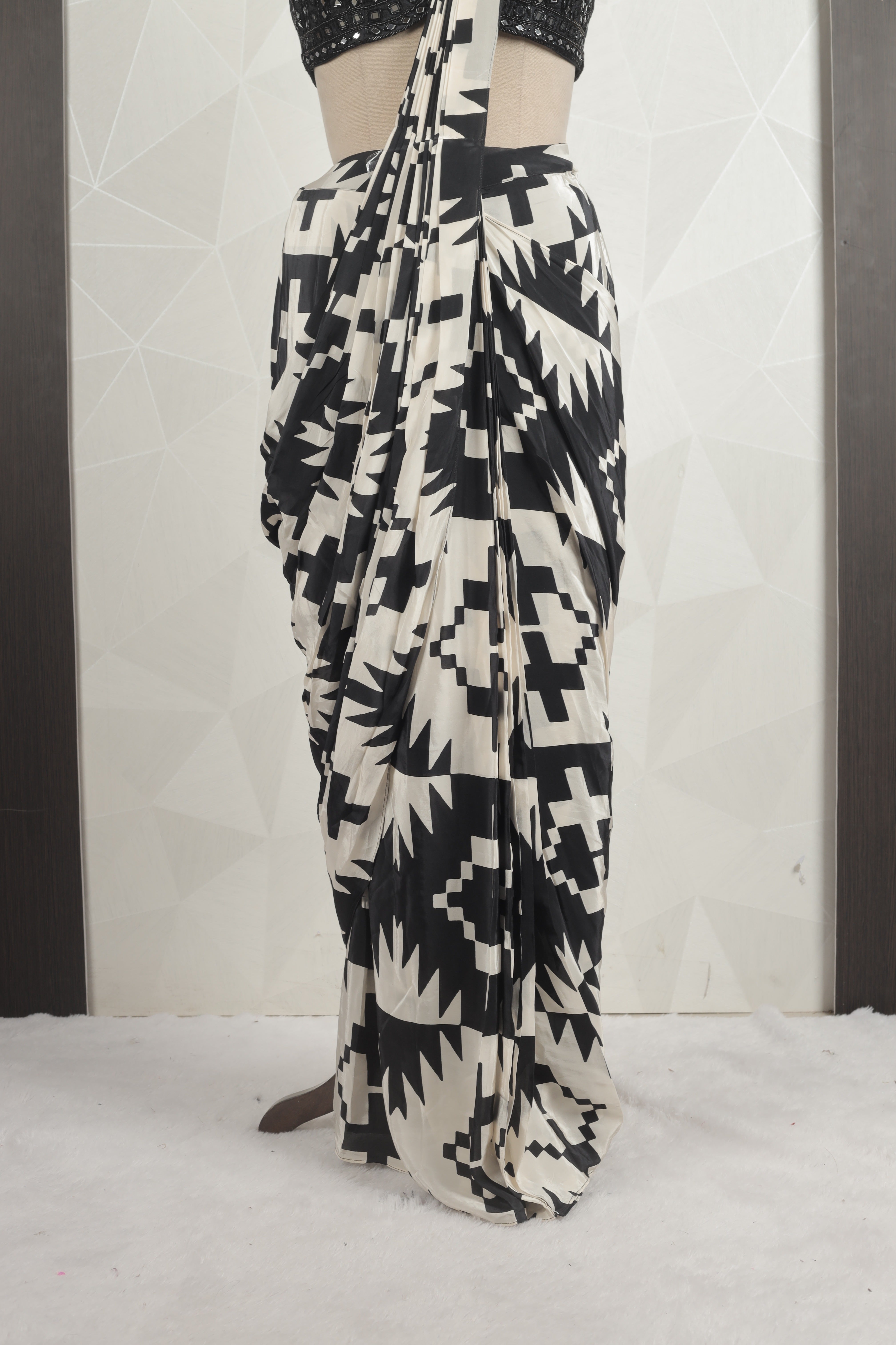 Gorgeous Draped Printed Saree With Ready Mirror And Cut Dana Choli