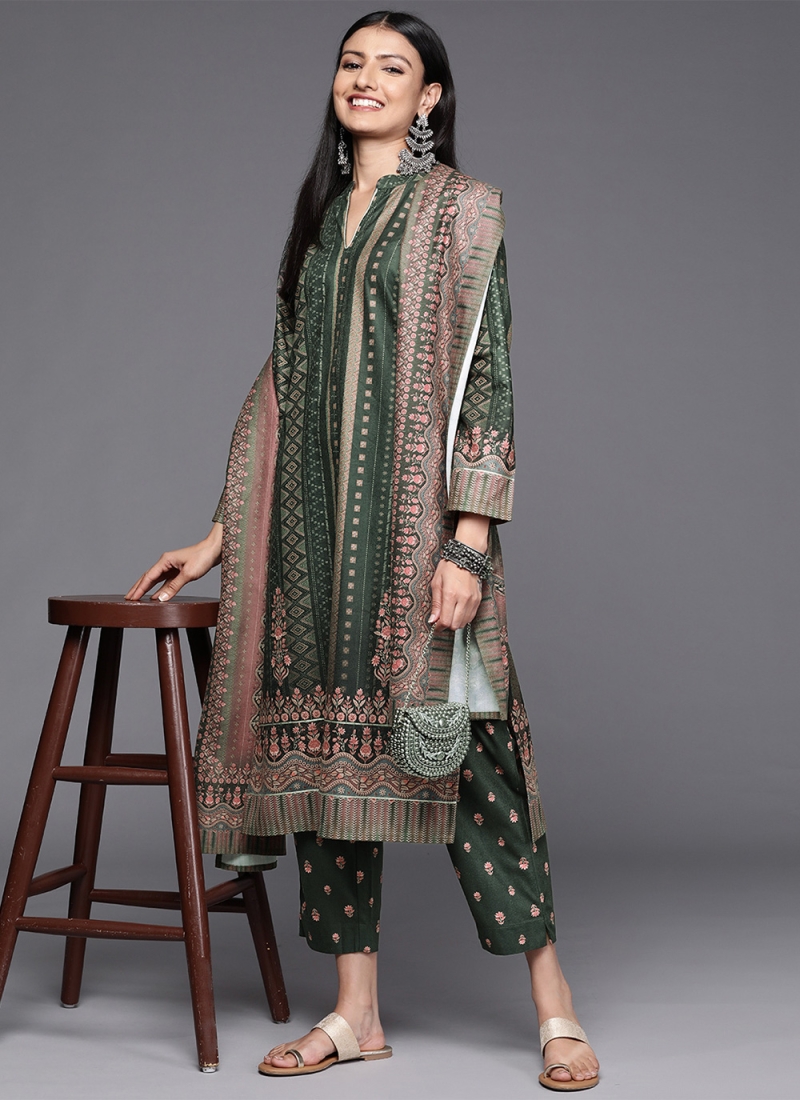 Winter Suits || Velvet kurti Designs || Latest Velvet Dress Design ||  Winter Kurti And Suits 20… | Velvet pakistani dress, Velvet dress designs,  Velvet dress design